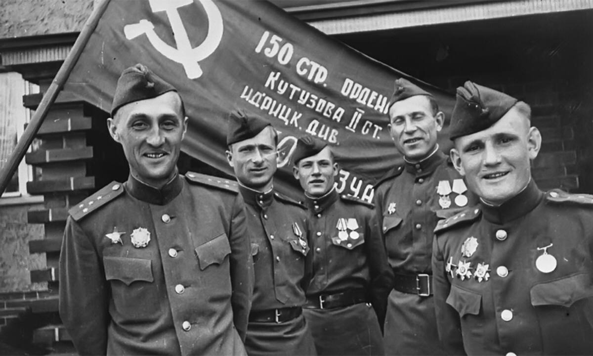 30 апреля 1945 года советские воины водрузили Знамя Победы над Рейхстагом 30 апреля 1945 года советские воины водрузили Знамя Победы над Рейхстагом