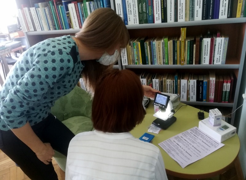 Відвідувачі Херсонської обласної бібліотеки розглянули коронавірус під мікроскопом