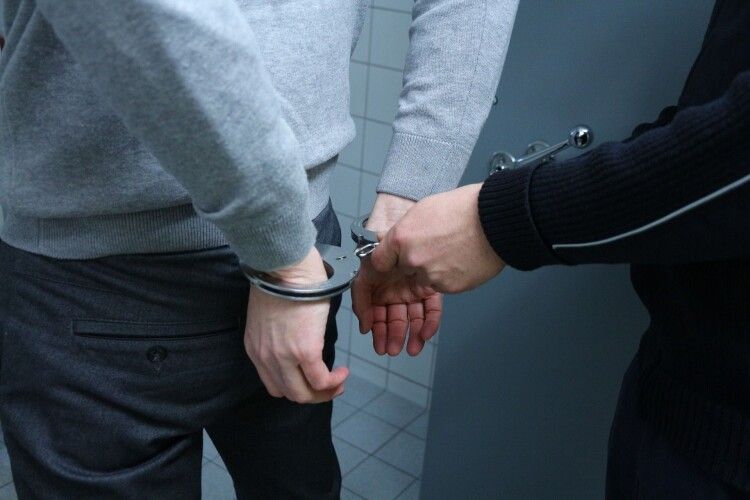 Жителя Херсонщини, який до смерті забив свою матір, взято під варту