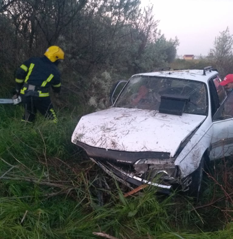 Пасажира з авто діставали рятувальники: на Херсонщині автівка злетіла у кювет