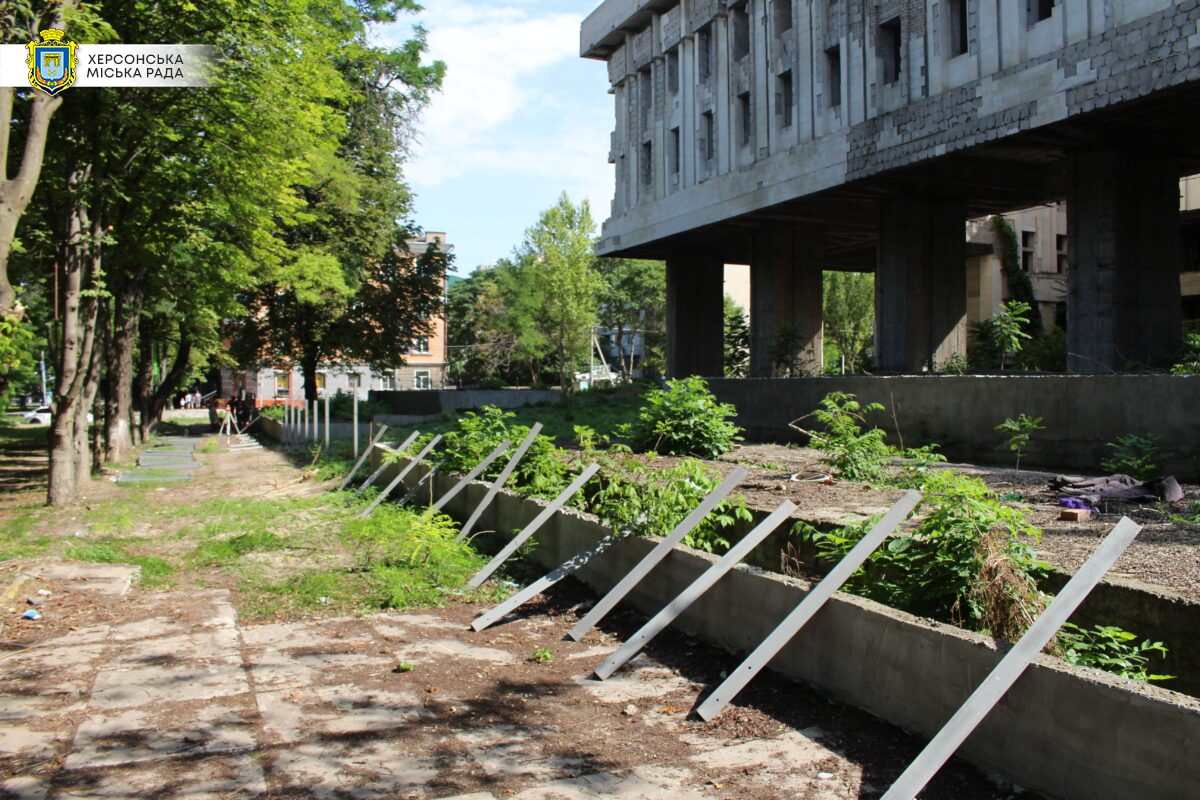 У центрі Херсона облаштовують територію біля недобудови