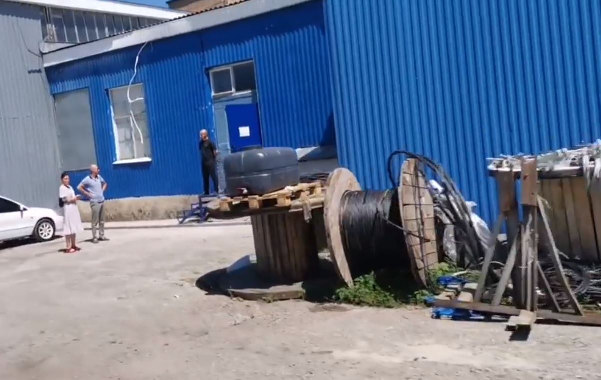 В Херсоне чиновникам и активистам показали стройку, с которой собираются возить продукты в школы