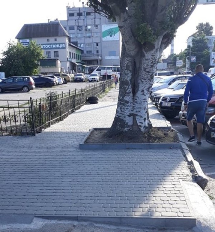 На херсонском железнодорожном вокзале отремонтировали часть тротуара