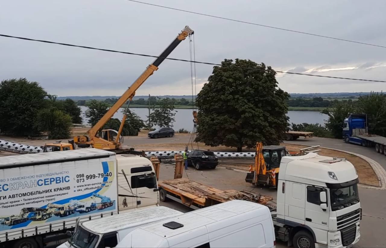 У Херсоні й досі не знайшли власника розчавленого флагштоком «Лексуса»