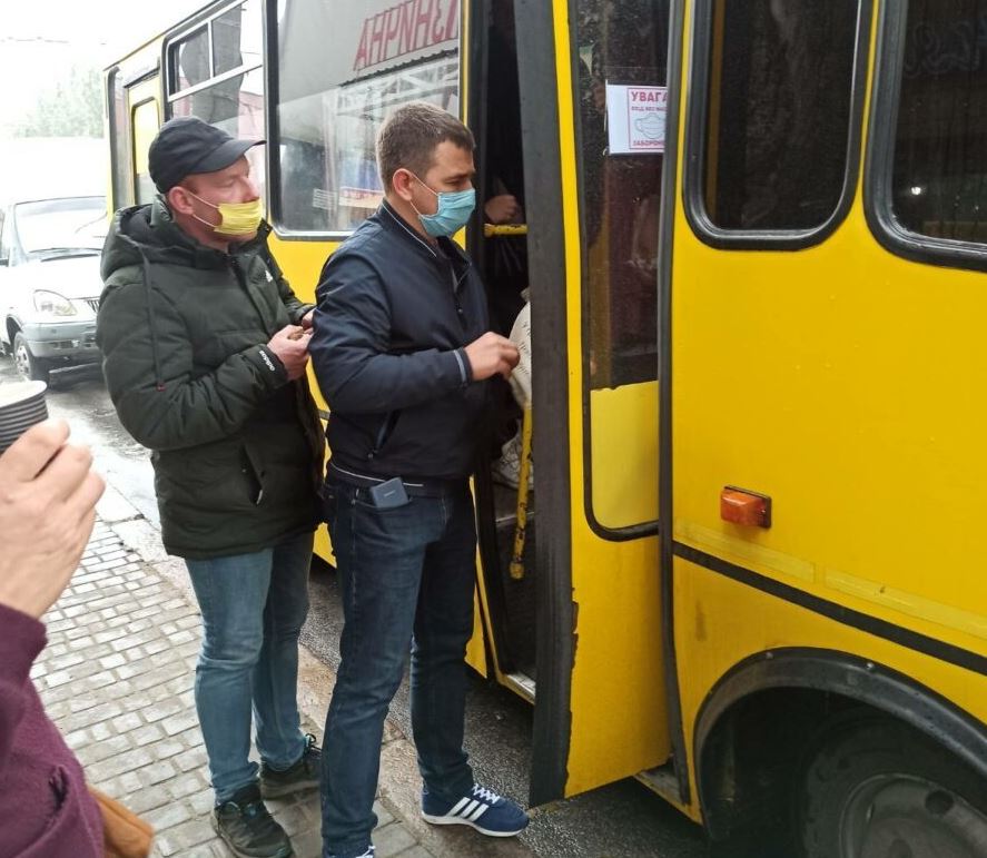 Лише сидячі місця і обов’язкові маски: як працює громадський транспорт Херсона в умовах карантину