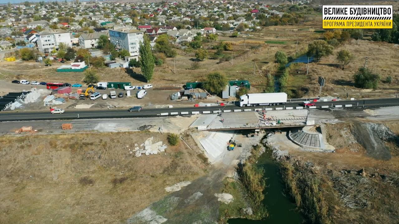 “Велике будівництво”: на під’їзді до Херсона відновлюють міст, - ВІДЕО