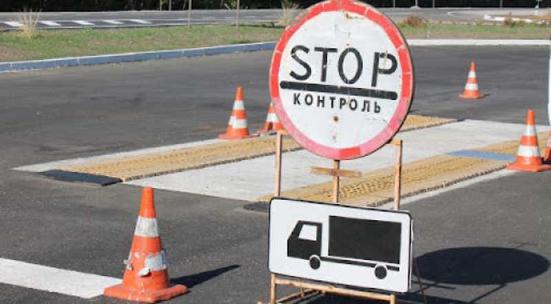 Отримав неправомірну вигоду за «перегруз» вантажівки – на Херсонщині судитимуть патрульного поліцейського
