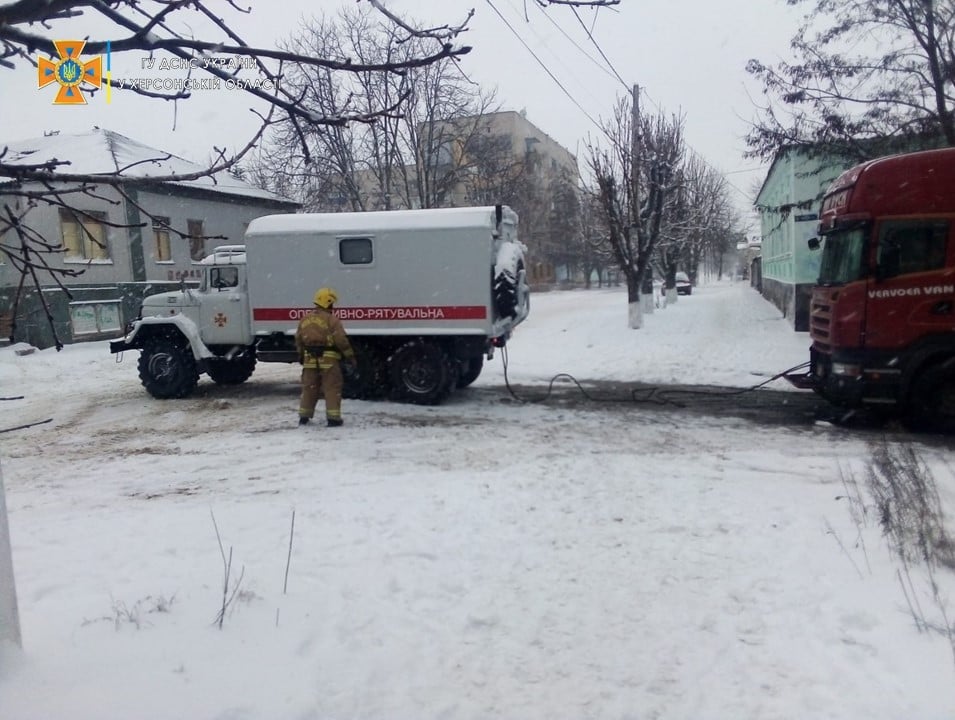 На Херсонщині рятувальники відбуксирували фуру, що застрягла на льоду