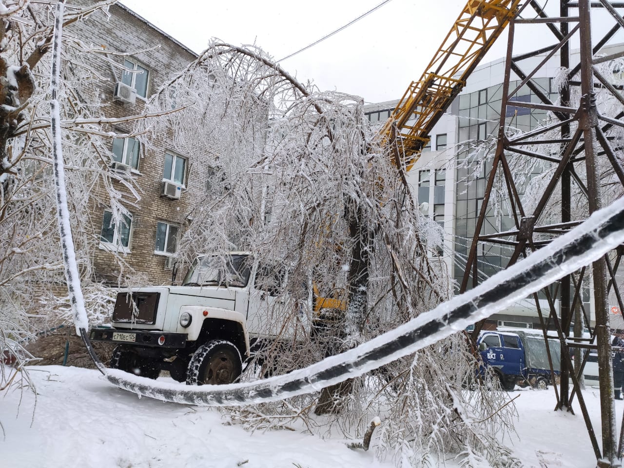 Через негоду 64 населені пункти Херсонщини повністю знеструмлені