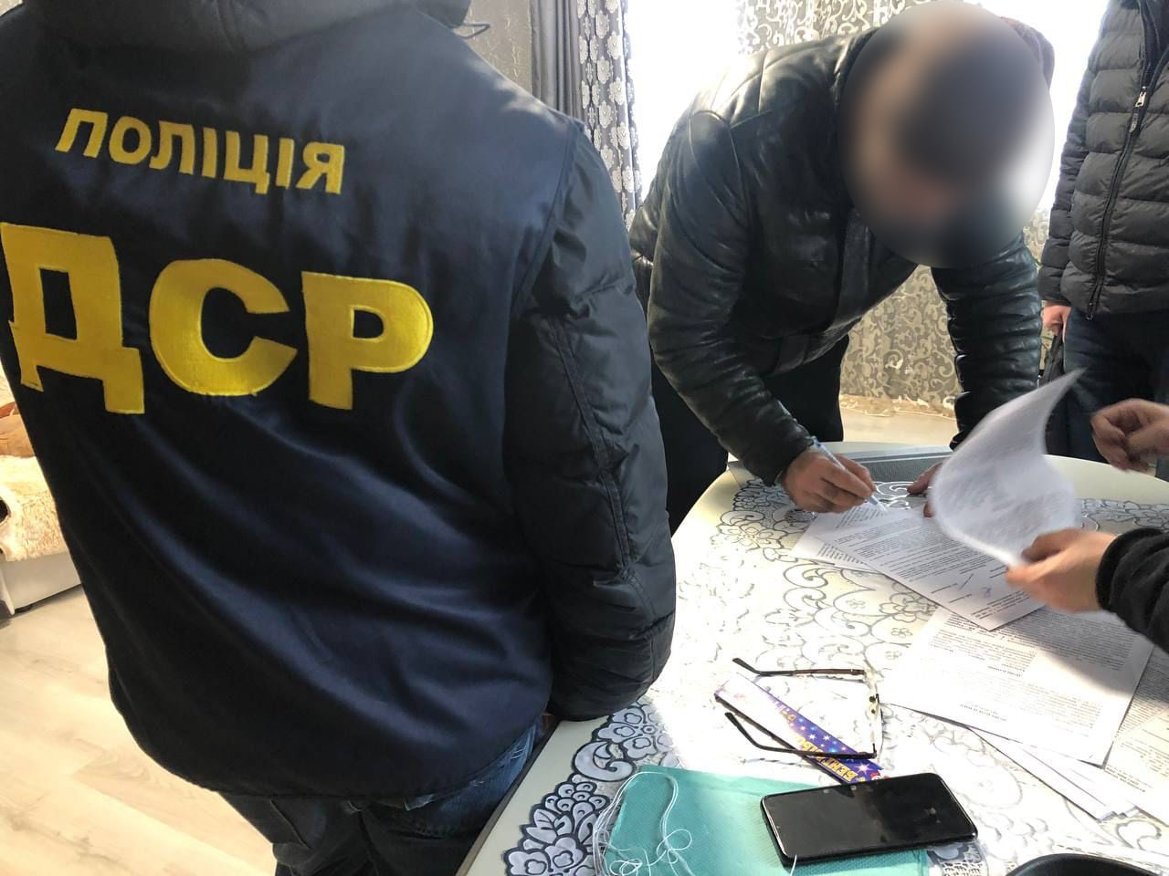 Поліцейські Херсонщини викрили злочинну групу в причетності до ошукування іноземних компаній