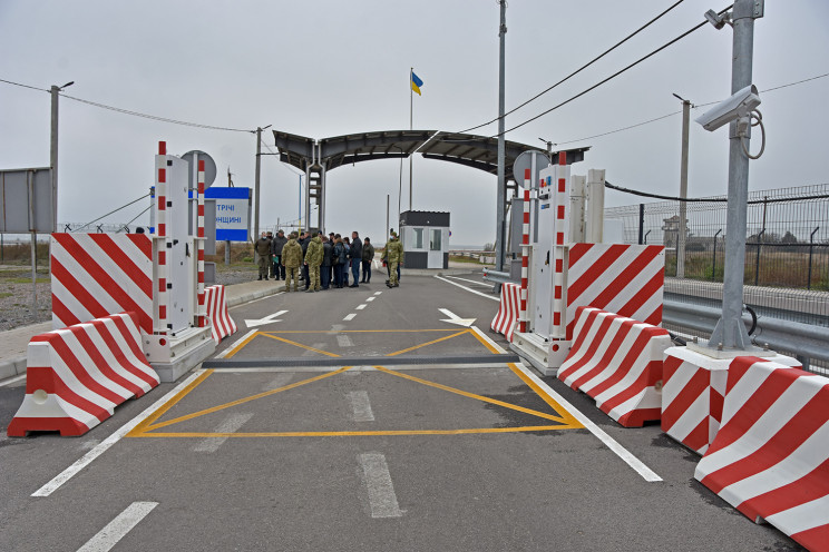 На КПВВ Херсонщини з окупованим Кримом  в рамках програми енергоефективності куплять електробуси