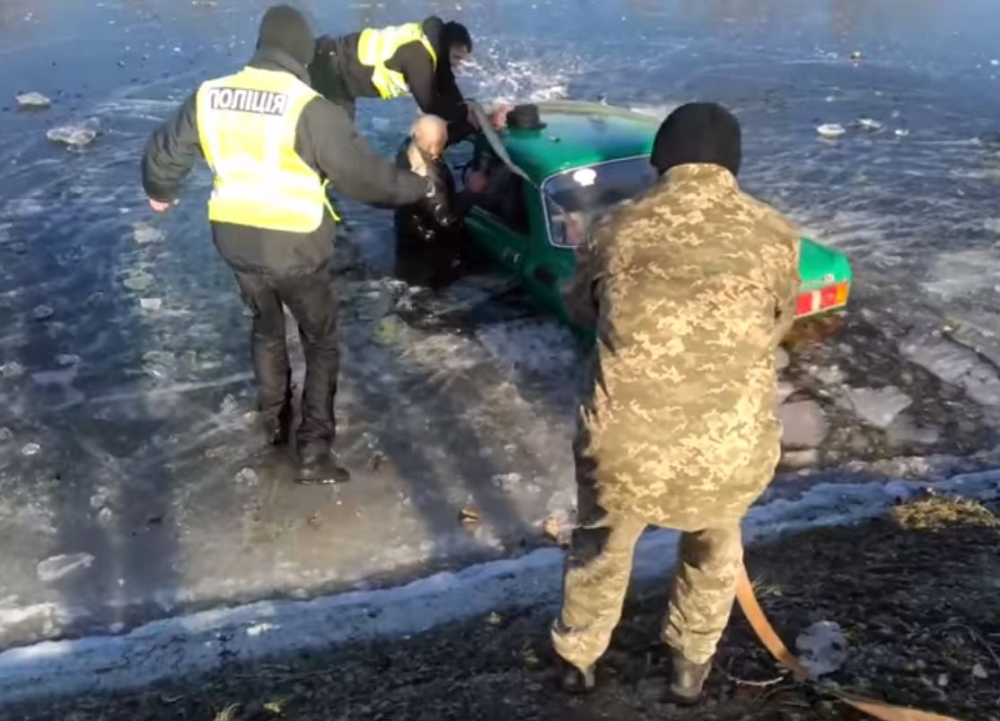 На Херсонщині поліцейські дістали 82-річного чоловіка з автівки, яка з’їхала в замерзлий магістральний канал На Херсонщині поліцейські дістали 82-річного чоловіка з автівки, яка з’їхала в замерзлий магістральний канал