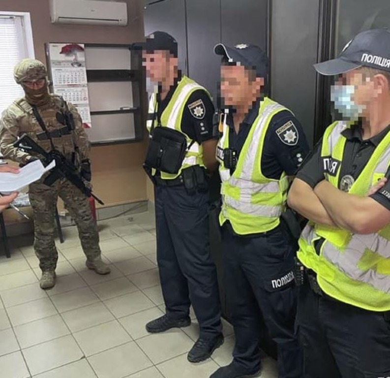 СБУ викрила одного із керівників патрульної поліції на Херсонщині на організації схеми поборів з водіїв фур за «перегруз»