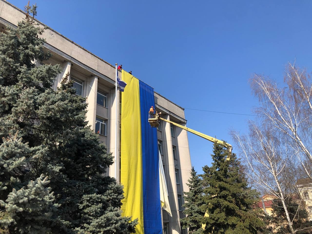 Будівлю міської ради у Херсоні прикрашає новий прапор, - ФОТО